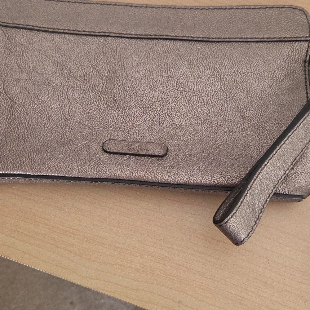 Cole Haan Metallic Wristlet EUC... NWT Badgley Mischka Notebook & Pen Set - Picture 5 of 9